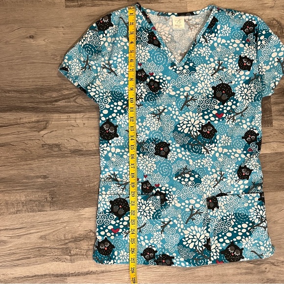 B Women's Scrub Top Size Medium Owls Floral Turquoise White - Picture 5 of 9